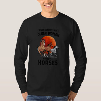 T-shirt Femmes NE JAMAIS SOUS-ESTIMER FEMME ÂGÉE QUI AIME 