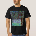 T-shirt Ferme en Haute-Autriche par Gustav Klimt<br><div class="desc">Ferme en Haute-Autriche (1912) par Gustav Klimt est une peinture d'art fin symboliste de l'ère victorienne vintage. Une scène naturelle avec des arbres et un champ de fleurs avec une grange dans une ferme. La grande structure en bois a des fenêtres. À propos de l'artiste : Gustav Klimt (1862-1918) était...</div>