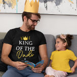 T-shirt Fête des pères du roi des papas<br><div class="desc">Un joli t-shirt de fête des pères moderne avec un design d'inspiration royale d'une couronne et les mots "roi des papas" ainsi que le nom de votre bébé, ce tee-shirt est sûr de tourner la tête. Parfait pour les occasions spéciales, c'est une excellente façon de souligner le lien spécial entre...</div>