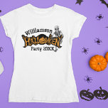 T-shirt Fête d'Halloween de la famille personnalisée Skele<br><div class="desc">Un t-shirt féminin de la fête d'Halloween,  sur coutume cool,  avec un squelette déplaisant accroché au-dessus du éffrayant texte orange et noir et un Jack-o'-lantern impressionnant. Customisez avec vos informations de base pour tous vos invités.</div>