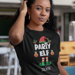 T-shirt Fête elfe Noël famille correspondant nom de la ten<br><div class="desc">Ce t-shirt elf de fête amusant et ironique, qui fait partie d'une collection de vêtements elfes de famille assortis avec des cadeaux pour chaque membre de la famille, vous aidera à entrer dans l'humeur de vacances. Parfait pour tout rassemblement de famille de Noël, ce t-shirt est doté d'un casquette elfe...</div>