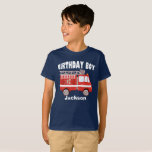 T-shirt Feu Truck Birthday Boy Custom<br><div class="desc">Un tee-shirt d'anniversaire sur le thème des pompiers cool,  avec un moteur de tir rouge et un "Birthday Boy" écrit en blanc ci-dessus. Personnalisez avec le nom de votre enfant en dessous.</div>