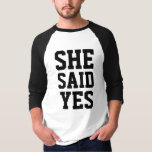 T-shirt Fiançailles elle a dit oui<br><div class="desc">Une façon amusante et originale d'annoncer votre mariage. T-shirt mariage jumeau. Définir x2. Elle / il a demandé,  lui / elle a dit oui. Collection mariage. Retour : date de modification</div>