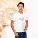 T-shirt Fibonacci Ration d'or Géométrie sacrée Art<br><div class="desc">Design remarquable Fibonacci Golden Ratio, avec une géométrie sacrée complexe et une belle coque de mer. Cette oeuvre d'art fascinante est l'ajout parfait à n'importe quel article. Transférez la conception à N'IMPORTE QUEL produit sur Zazzle. Intégré de manière experte l'emblématique ratio d'or Fibonacci dans ce design, créant un équilibre harmonieux...</div>
