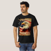 T-shirt Fier Américain. Bald Eagle et drapeau des États-Un (Devant entier)