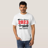 T-shirt Fier jeune fille d'un 2023 Graduate Modern Red Scr (Devant entier)