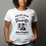 T-shirt Fier maman d'une photo blanche de 2025<br><div class="desc">Un élégant t-shirt blanc "Proud Mom of a 2025 Graduate" est décoré d'une photo de la grade encadrée en noir avec un nom simple et classique, l'année de classe et le libellé du nom de l'école qui peut être personnalisé. Les couleurs et le style des chemises peuvent être modifiés pour...</div>