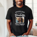 T-shirt Fier papa d'une photo personnalisée noire de 2025<br><div class="desc">Un élégant t-shirt noir "Proud Dad of a 2025 Graduate" est décoré d'une photo de la grade encadrée en blanc avec un nom simple et classique, l'année de classe et le libellé du nom de l'école qui peut être personnalisé pour tout membre de la famille. Les couleurs et le style...</div>