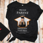 T-shirt Fier parent du diplômé avec une photo et un nom<br><div class="desc">Fêtez la grande réussite de votre diplômé avec cette chemise de graduation personnalisée pour les parents fiers ! Conçu pour mettre en valeur votre fierté de style, cette chemise comporte une photo personnalisée, le nom du diplômé et l’école. C’est la tenue idéale pour les cérémonies de remise des diplômes, les...</div>