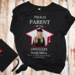 T-shirt Fier parent du diplômé avec une photo et un nom<br><div class="desc">Fêtez la grande réussite de votre diplômé avec cette chemise de graduation personnalisée pour les parents fiers ! Conçu pour mettre en valeur votre fierté de style, cette chemise comporte une photo personnalisée, le nom du diplômé et l’école. C’est la tenue idéale pour les cérémonies de remise des diplômes, les...</div>
