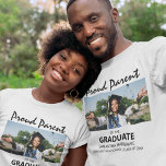 T-shirt Fier Parent Du Diplômé | Photo<br><div class="desc">Un parent moderne et fier des chemises diplômées, avec une photo et un texte modèle qui dit 'FIER PARENT DU DIPLÔMÉ LEUR NOM, L'ÉCOLE/COLLÈGE ET LA CLASSE DE'. Les ey sont facilement édités et peuvent être customisés à dire, maman, papa, tante, oncle, grand-mère et plus de tous les styles, tailles...</div>