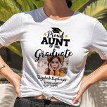 T-shirt Fier Tante de l'école de photo de deuxième cycle n<br><div class="desc">Célébrez la graduation de votre nièce ou neveu avec ce t-shirt moderne avec la légende "Proud AUNT of the Graduate" en polices contemporaines noires décorées d'un casquette gris avec un goût d'or. Customisez facilement ce t-shirt avec une photo du diplômé, l'année de remise des diplômes et le nom de l'école...</div>
