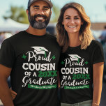 T-shirt Fière Cousin de 2023 jumelage de la famille des di<br><div class="desc">Célébrez la remise des diplômes de votre cousin avec ce t-shirt moderne avec une typographie "Proud COUSIN of a 2023 Graduate" en polices blanches et vertes décorée d'un grand casquette avec un goût vert ; personnalisez facilement ce t-shirt avec l'année de remise des diplômes et le nom du grand en...</div>