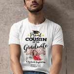 T-shirt Fière Cousin du nom de la photo diplômée<br><div class="desc">Célébrez la remise des diplômes de votre cousin avec ce t-shirt moderne avec la légende "Proud COUSIN of the Graduate" en polices contemporaines noires décorées d'un grand casquette avec un goût d'or. Customisez facilement ce t-shirt avec une photo du diplômé, l'année de remise des diplômes et le nom de l'école...</div>