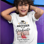 T-shirt Fière Frère de la photo de deuxième cycle nom 2023<br><div class="desc">Célébrez la remise des diplômes de votre frère ou de votre soeur avec ce t-shirt moderne avec la légende "Fier FRÈRE de l'diplômé" en polices contemporaines noires décorées d'un casquette gris avec un goût d'or. Customisez facilement ce t-shirt avec une photo du diplômé, l'année de remise des diplômes et le...</div>