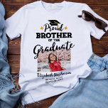 T-shirt Fière Frère du nom de la photo diplômée<br><div class="desc">Célébrez la remise des diplômes de votre frère ou de votre soeur avec ce t-shirt moderne avec la légende "Fier FRÈRE de l'diplômé" en polices contemporaines noires décorées d'un casquette gris avec un goût d'or. Customisez facilement ce t-shirt avec une photo du diplômé, l'année de remise des diplômes et le...</div>