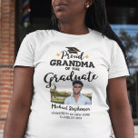 T-shirt Fière grand-mère du nom de la photo de diplômée T-<br><div class="desc">Célébrez la remise des diplômes de votre petit-fils ou de votre petite-fille avec ce t-shirt moderne avec la légende "Fier GRANDMA de l'diplômé" en polices contemporaines noires décorées d'un grand casquette au goût d'or. Customisez facilement ce t-shirt avec une photo du diplômé, l'année de remise des diplômes et le nom...</div>