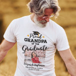 T-shirt Fière grand-père du nom de la photo de diplômé T-S<br><div class="desc">Célébrez la remise des diplômes de votre petit-fils ou de votre petite-fille avec ce t-shirt moderne avec la légende "Fier GRANDPA du diplômé" en polices contemporaines noires décorées d'un casquette gris avec un goût d'or. Customisez facilement ce t-shirt avec une photo du diplômé, l'année de remise des diplômes et le...</div>