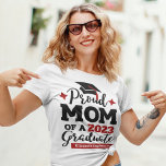 T-shirt Fière maman d'une famille de diplômés de 2023 appa<br><div class="desc">Célébrez la remise des diplômes de votre fils ou de votre fille avec ce t-shirt moderne avec une typographie "Fière Mère d'un Diplômé de 2023" en polices noires et rouges décorée d'un casquette noir gris avec un goût rouge ; customisez facilement ce t-shirt avec l'année de remise des diplômes et...</div>