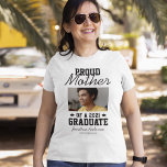 T-shirt Fière mère d'un diplômé de 2025<br><div class="desc">Jouer avec fierté du succès de vos enfants réalisations! Montrez-leur ensuite combien vous êtes fier de ces t-shirts de cérémonie de remise de diplômes personnalisés avec une photo de votre enfant,  le texte "mère fière d'un diplômé de 2025",  leur nom,  et le lycée/collège.</div>