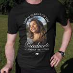 T-shirt Fière Parente de la photo du Diplômé<br><div class="desc">T-shirt de remise de diplômes d'un parent personnalisé avec une grande photo en arc du diplômé,  le mignon dicton "fier parent du diplômé",  leur nom,  l'école/l'université où ils ont fréquenté,  et l'année de classe.</div>