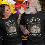 T-shirt Fière Parente de la photo du Diplômé<br><div class="desc">Commémorez l'obtention du diplôme de votre enfant d'une manière unique et élégante avec notre élégant t-shirt de célébration de graduation. Engagez avec la joie de leur accomplissement et portez votre fierté sur votre manche. Avec une photo personnalisée, l'emblème classique du tableau de mortier, et un message sincère affirmant "fier parent...</div>