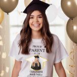 T-shirt Fière Parente du Diplômé & Photo & Nom personnalis<br><div class="desc">Fêtez la grande réussite de votre diplômé avec cette chemise de graduation personnalisée pour les parents fiers ! Conçu pour mettre en valeur votre fierté de style, cette chemise comporte une photo personnalisée, le nom du diplômé et l’école. C’est la tenue idéale pour les cérémonies de remise des diplômes, les...</div>
