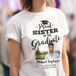 T-shirt Fière Soeur de la diplômée nom de la photo<br><div class="desc">Célébrez la remise des diplômes de votre frère ou de votre soeur avec ce t-shirt moderne avec la légende "Fier SOEUR du diplômé" en polices noires contemporaines décorées d'un grand casquette avec un goût d'or. Customisez facilement ce t-shirt avec une photo du diplômé, l'année de remise des diplômes et le...</div>