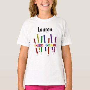 T-shirt fille de 3e année avec crayons colorés