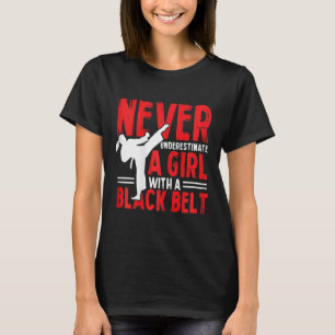 T-shirt Fille de karaté féminine N'estimez jamais une fill