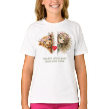 T-shirt fille mignonne qui regarde et bébé vache d
