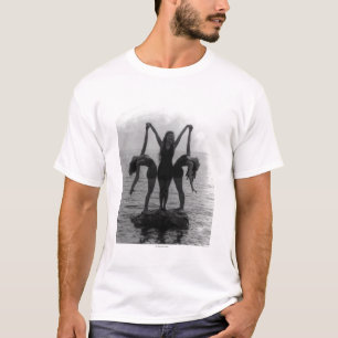 T-shirt Filles dans la pose sur une roche dans l'eau