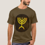 T-shirt Flamme de Menorah<br><div class="desc">Un rendu numérique de la menorah juive à sept branches (hébreu : מְ וֹ נ רָ ‎). La menorah à sept branches, utilisée dans le sanctuaire portatif mis en place par Moïse dans le désert et plus tard dans le Temple de Jérusalem, est un symbole du judaïsme depuis des temps...</div>