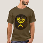 T-shirt Flamme de Menorah<br><div class="desc">Un rendu numérique de la menorah juive à sept branches (hébreu : מְ וֹ נ רָ ‎). La menorah à sept branches, utilisée dans le sanctuaire portatif mis en place par Moïse dans le désert et plus tard dans le Temple de Jérusalem, est un symbole du judaïsme depuis des temps...</div>