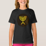 T-shirt Flamme de Menorah<br><div class="desc">Un rendu numérique de la menorah juive à sept branches (hébreu : מְ וֹ נ רָ ‎). La menorah à sept branches, utilisée dans le sanctuaire portatif mis en place par Moïse dans le désert et plus tard dans le Temple de Jérusalem, est un symbole du judaïsme depuis des temps...</div>