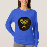 T-shirt Flamme de Menorah<br><div class="desc">Un rendu numérique de la menorah juive à sept branches (hébreu : מְ וֹ נ רָ ‎). La menorah à sept branches, utilisée dans le sanctuaire portatif mis en place par Moïse dans le désert et plus tard dans le Temple de Jérusalem, est un symbole du judaïsme depuis des temps...</div>