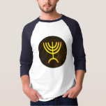 T-shirt Flamme de Menorah<br><div class="desc">Un rendu numérique de la menorah juive à sept branches (hébreu : מְ וֹ נ רָ ‎). La menorah à sept branches, utilisée dans le sanctuaire portatif mis en place par Moïse dans le désert et plus tard dans le Temple de Jérusalem, est un symbole du judaïsme depuis des temps...</div>