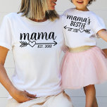 T-shirt Flèche simple de coeur rustique L'enfant de la vic<br><div class="desc">Conception de date personnalisable avec une flèche de coeur rustique pour un enfant pour maman et moi assortis chemises pour maman et leurs enfants. Travaillerait comme un cadeau personnalisé pour une nouvelle mère,  ou pour une future mère pour un baby shower.</div>