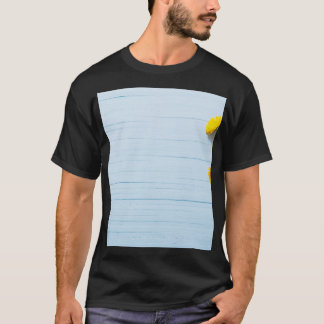 T-shirt Fleurs de Calendula : Arrière - plan en bois bleu