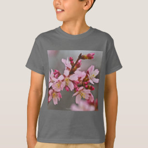 T-shirt Fleurs de cerisier japonaises roses sur un ciel gr