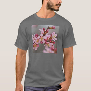 T-shirt Fleurs de cerisier japonaises roses sur un ciel gr