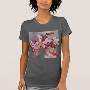 T-shirt Fleurs de cerisier japonaises roses sur un ciel gr