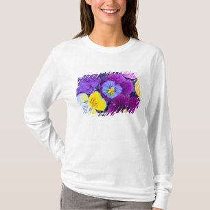 T-shirt Fleurs de pensée flottant dans un bain d'oiseau av