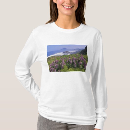 T-shirt Fleurs lupines et littoral accidenté le long (Devant)