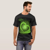 T-shirt foncé de base de coeur abstrait vert (Devant entier)