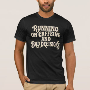 T-shirt Fonctionnant à la caféine et aux mauvaises décisio