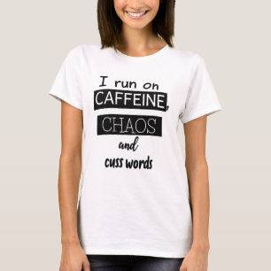 T-shirt Fonctionne à la caféine, au chaos et aux gros mots
