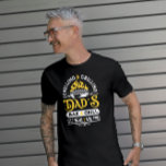 T-shirt Fraisage et grillades de papa's bar and grill desi<br><div class="desc">Fraiser et griller Papa's Bar and Grill- brasseries froides et bons temps- conception de typographie vintage noir et rouge avec un texte personnalisable en rouge pour personnaliser la célébration de la fête des pères de cette année. Le design est pour les vêtements de couleur foncée.</div>
