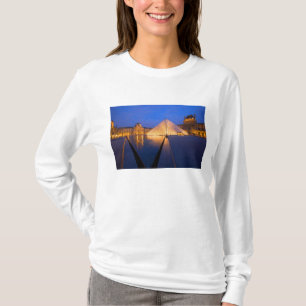 T-shirt France, Paris. Le musée du Louvre au crépuscule.