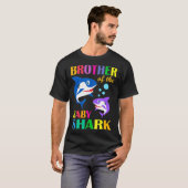 T-shirt Frère Du Bébé Birthday Shark Brother Shark C (Devant entier)